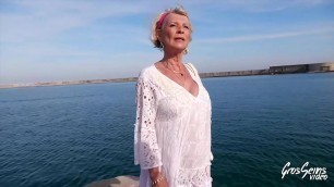 Eva&comma; 70 ans&comma; dresse deux étalons fougueux