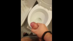 Me Pajeo y Acabo En El Inodoro