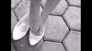 Candid Wiggling Shoeplay!