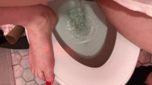 Femdom Pissing / Beautiful Feet
