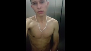 SEMEN EN LAS DUCHAS DEL GYM - PART2