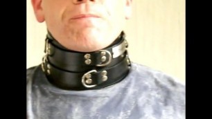 Sklave Thomas legt sich ein Halsband an Locking Collar slave