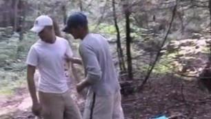 Jungen im Wald und auf der Weide