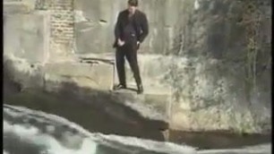 Marco si esibisce vicino ad un ponte