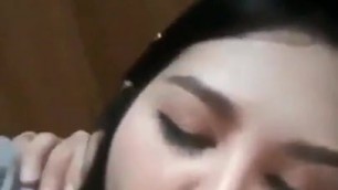 Indonesian Cewek Cantik Sepong kontol pacar