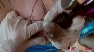 Sexo anal mientras le hacen un tatuaje