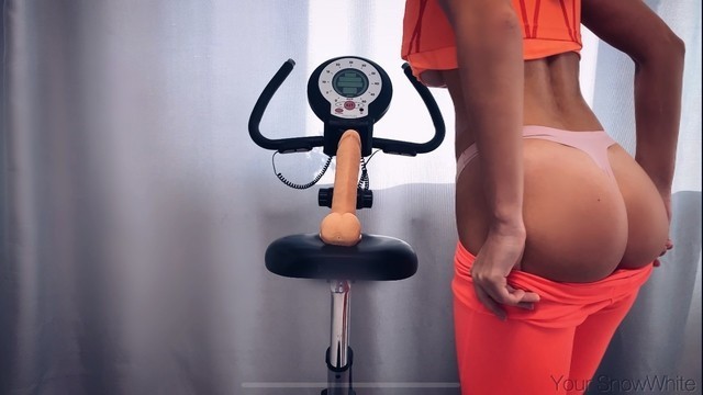 BEAUTIFUL GIRL with BIG ASS had a GREAT ORGASM on her EXERCISE BIKE