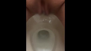 女子高生のイケナイ放尿…///